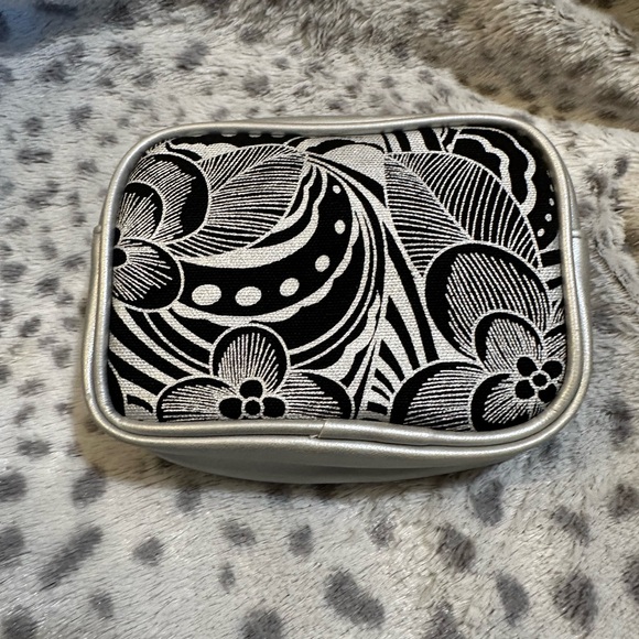 Kenneth Cole makeup bag - Picture 1 of 3